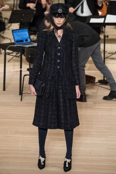 Look 18